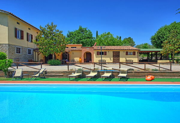 Zeffiro: Außen, Schwimmbad, Sommer