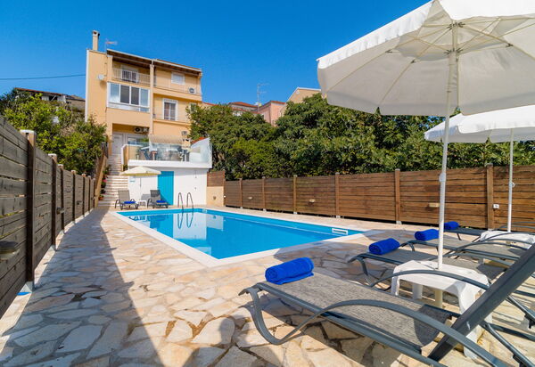 Villa Dinos: slå samman, Sommar