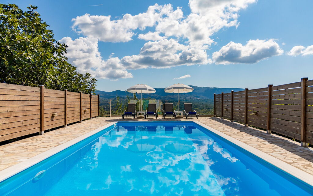 Villa Dinos: slå samman, Sommar