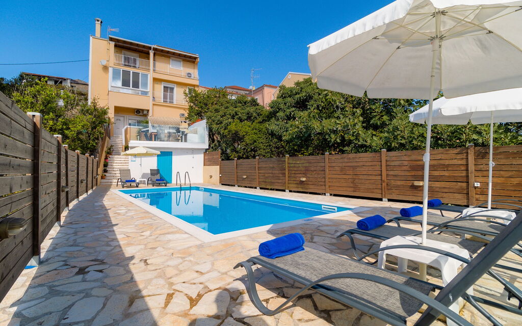 Villa Dinos: slå samman, Sommar