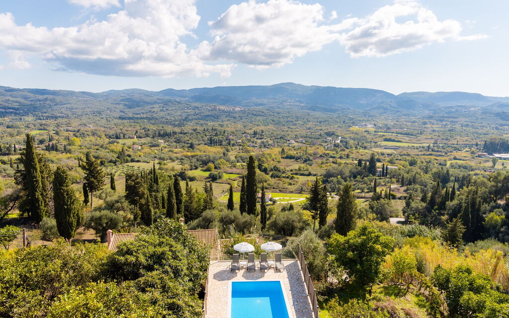 Villa Dinos: slå samman, Visningar