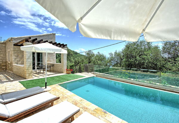 Villa Jacaranda: Draussen, Schwimmbad, Sommer