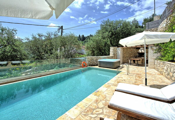 Villa Jacaranda: Draussen, Schwimmbad, Sommer