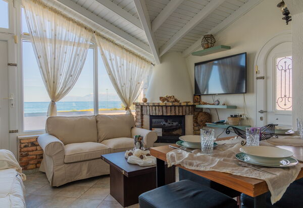 Beach Villa Athanasia: Dining Room, Living Room