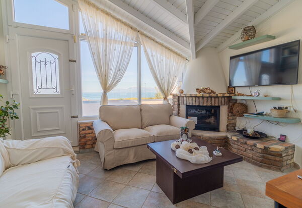 Beach Villa Athanasia: Living Room