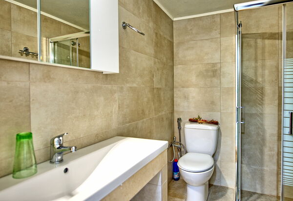 Beach Villa Athanasia: Bathroom