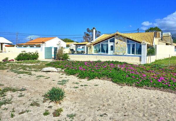 Beach Villa Athanasia: Outdoor