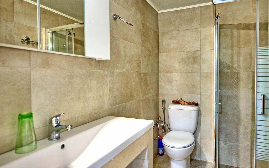 Beach Villa Athanasia: Badrum