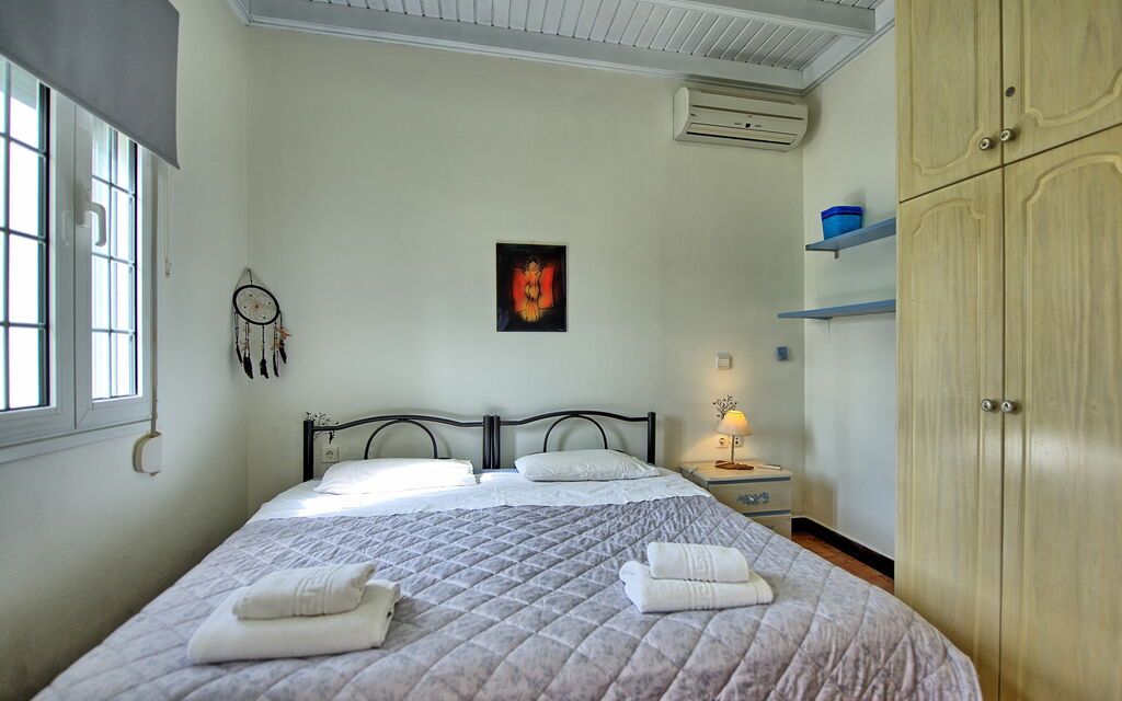 Beach Villa Athanasia: sovrum