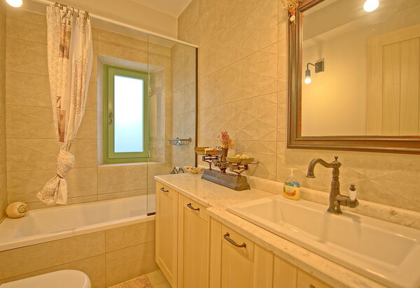 Villa Elaia: Bathroom