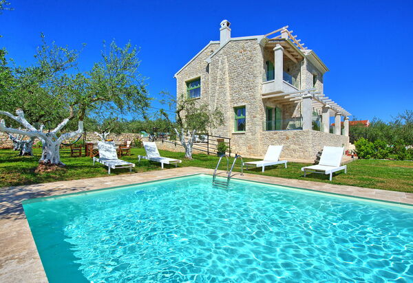 Villa Elaia: Outdoor, Pool