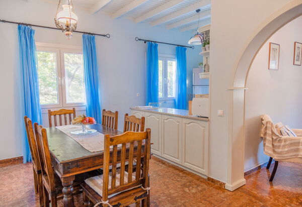 Villa Dimitris: Esszimmer, Küche