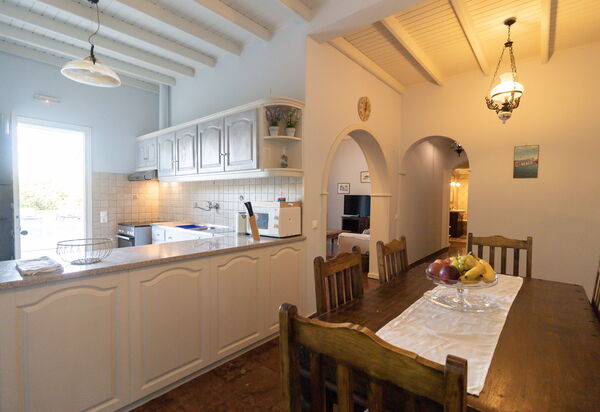 Villa Dimitris: Esszimmer, Küche