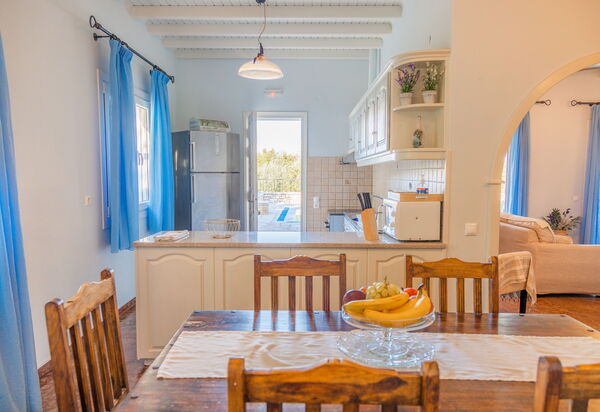 Villa Dimitris: Esszimmer, Küche
