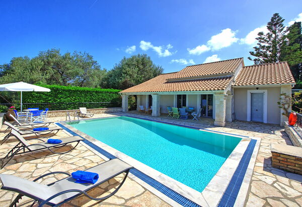 Villa Dimitris: Draussen, Schwimmbad