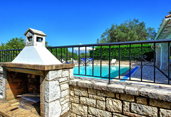 Villa Dimitris: Draussen, Schwimmbad