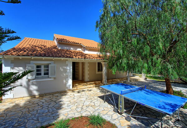 Villa Dimitris: Außen, Garten