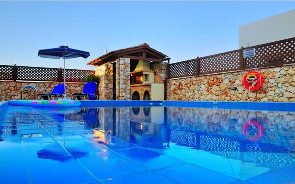 Villa Koules: Draussen, Garten, Schwimmbad, Sommer