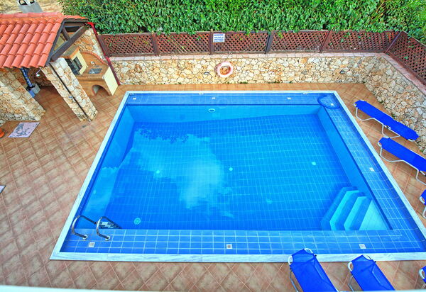 Villa Koules: бассейн, Открытый