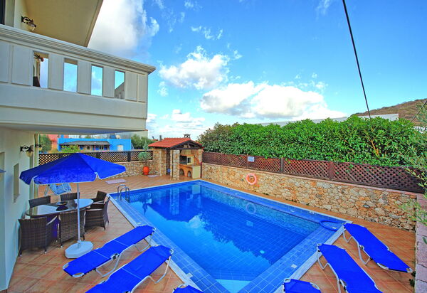 Villa Koules: бассейн, Открытый