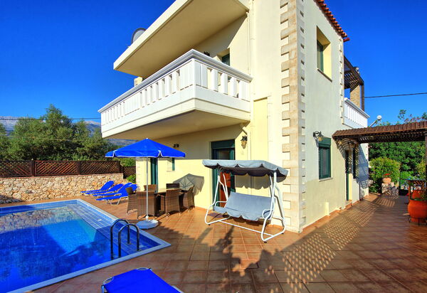 Villa Koules: бассейн, Открытый