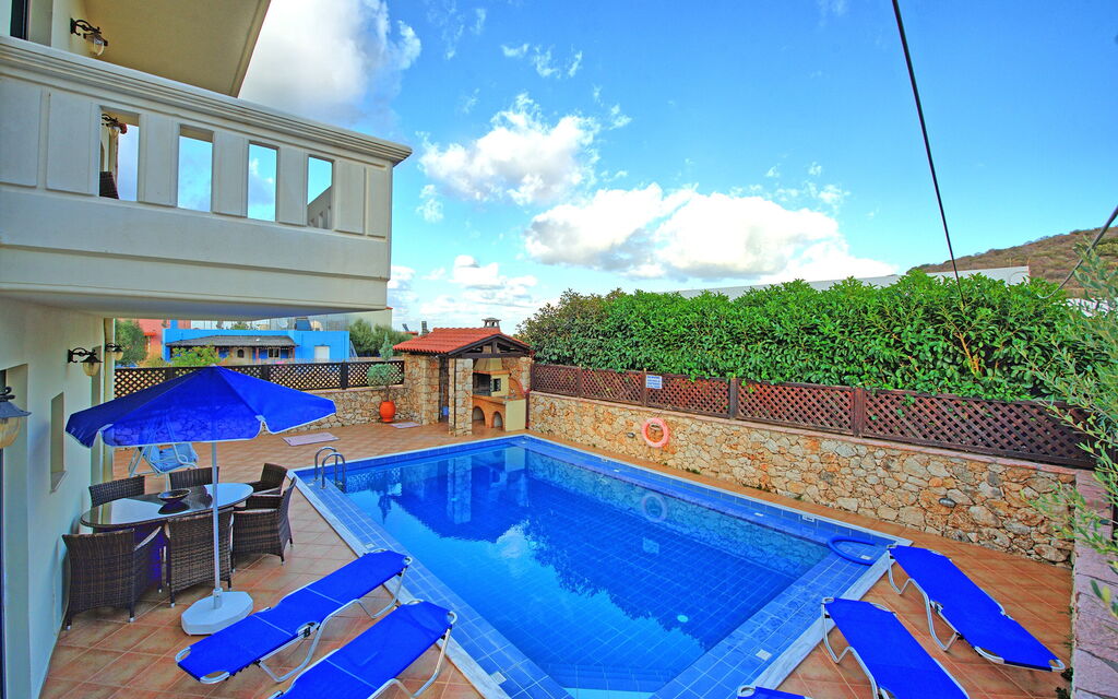 Villa Koules: бассейн, Открытый