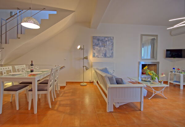 Houses By The Sea: Salle à manger, Salon