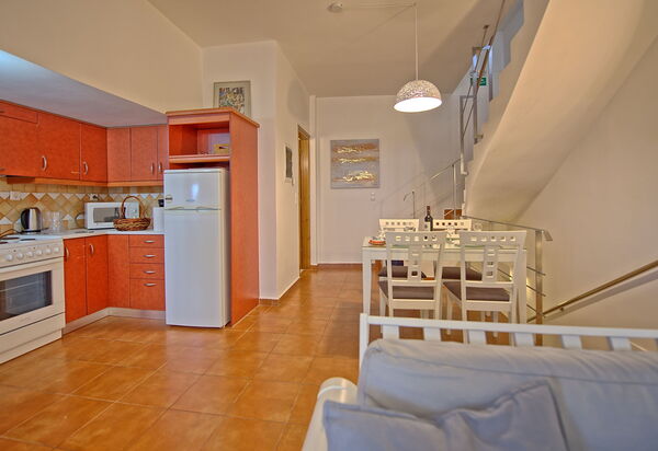 Houses By The Sea: Cuisine, Salle à manger, Salon