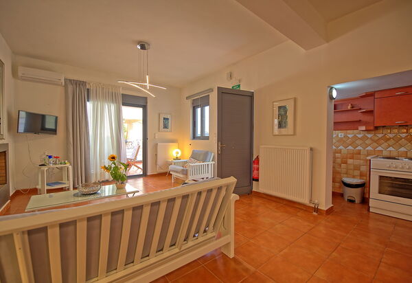 Houses By The Sea: Cuisine, Salon