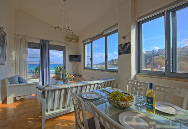 Houses By The Sea: Salle à manger, Salon