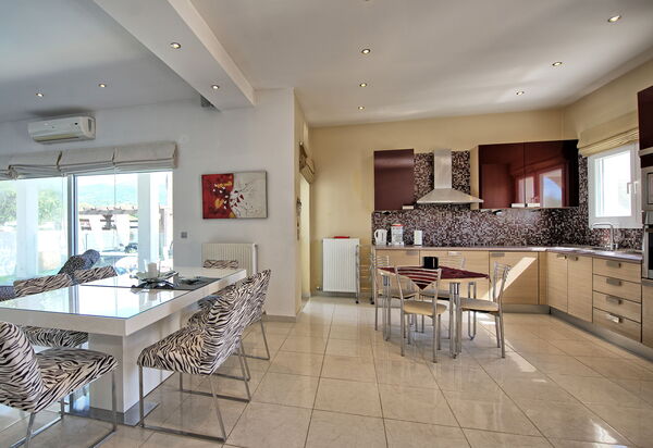 Beach Villa Christina: Kök, Lunchrum