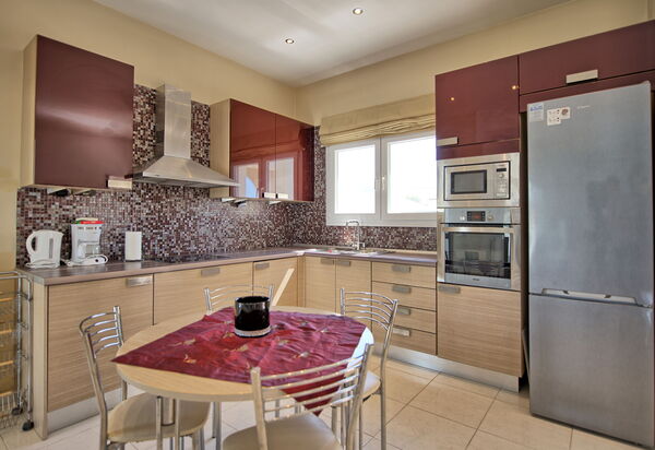 Beach Villa Christina: Kök, Lunchrum