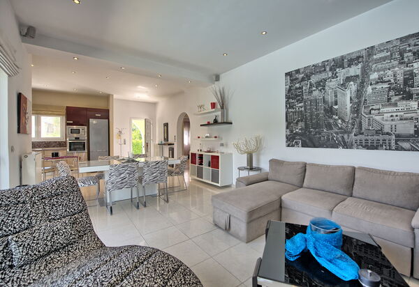 Beach Villa Christina: Lunchrum, Vardagsrum