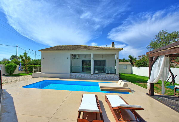 Beach Villa Christina: Exteriör, slå samman