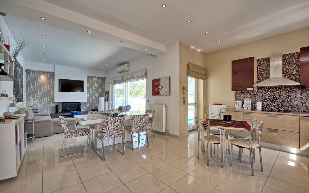 Beach Villa Christina: Cucina, Sala da pranzo, Soggiorno