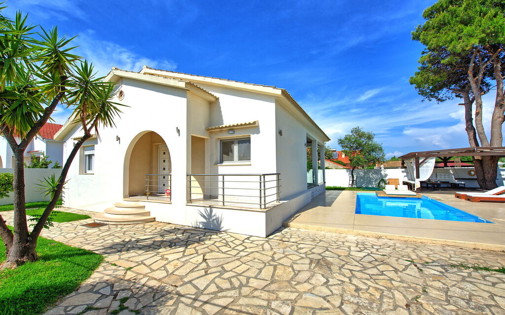 Beach Villa Christina: Estate, Esterni, Piscina