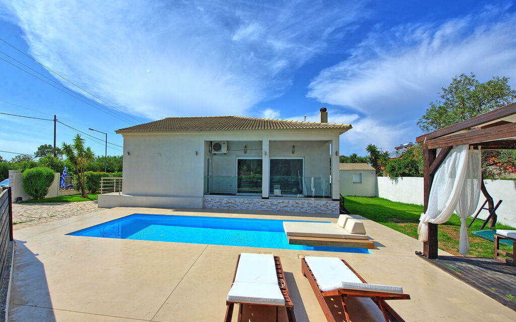 Beach Villa Christina: Esterni, Piscina