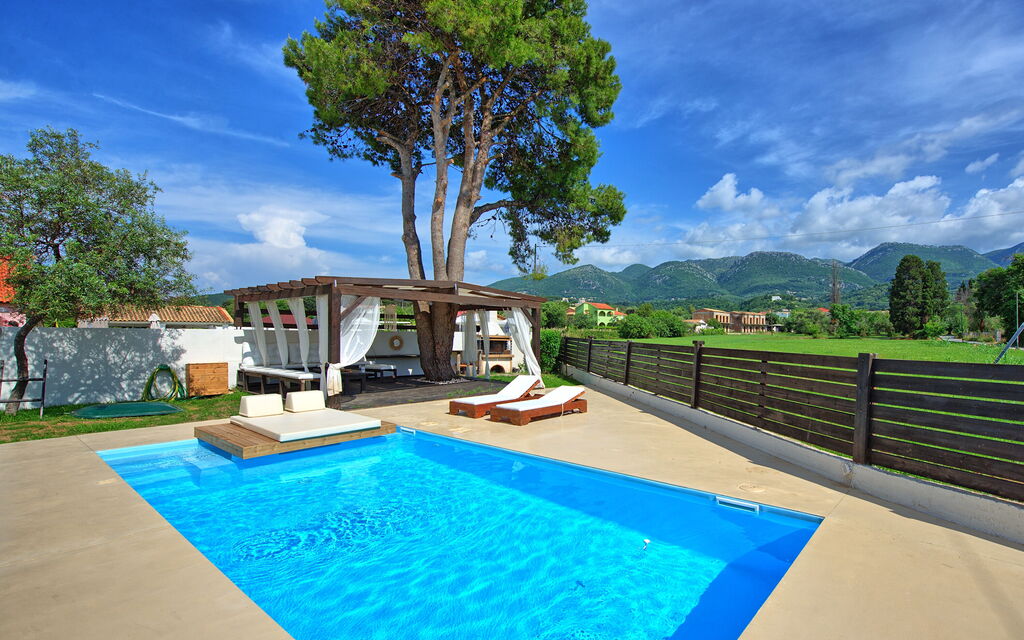 Beach Villa Christina: Piscina