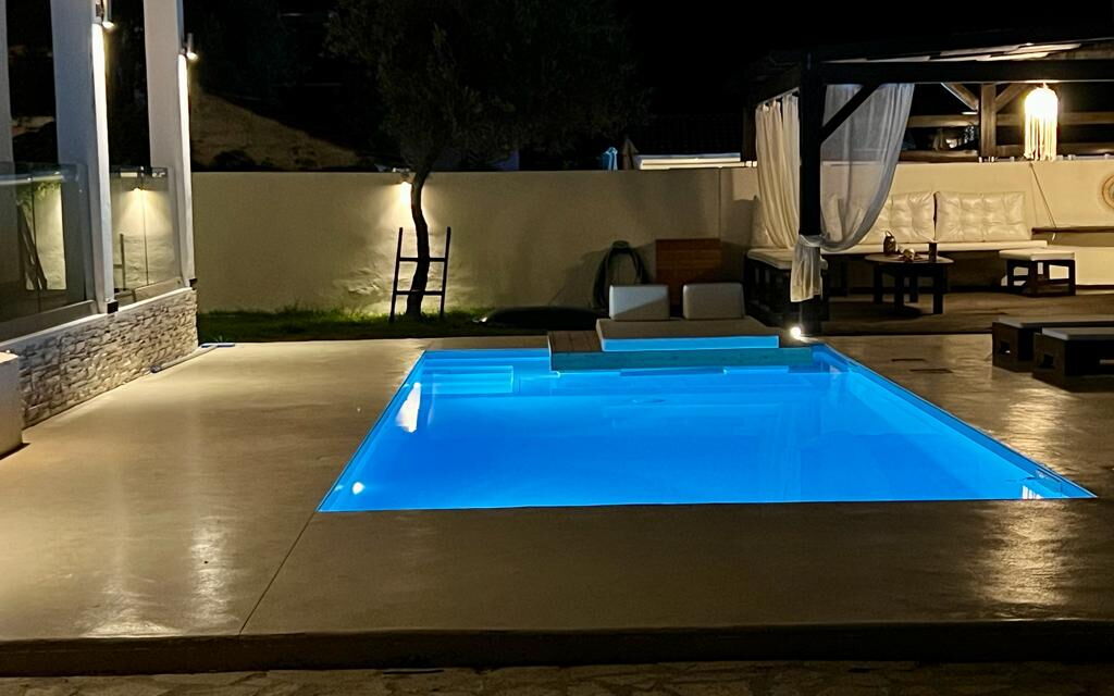 Beach Villa Christina: all'aperto, Piscina