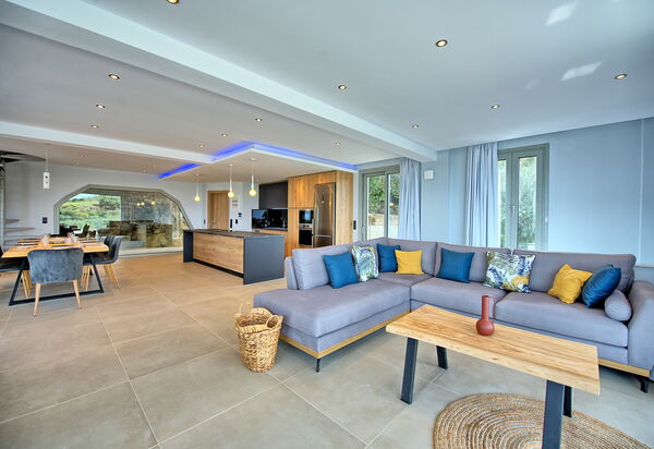 Villa Prokimea: Esszimmer, Küche, Wohnzimmer