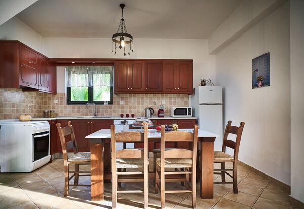 Villa Elia: Кухня, Столовая