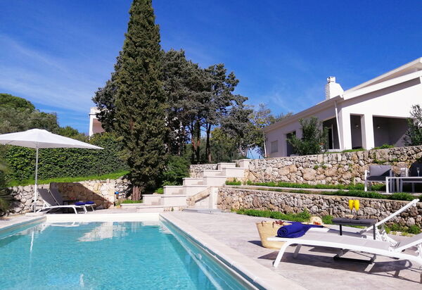 Nerodavola: Außen, Schwimmbad