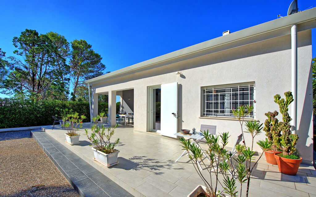 Nerodavola: Building Exterior