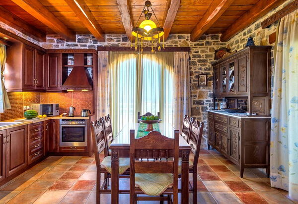 Villa Antina: Кухня, Столовая