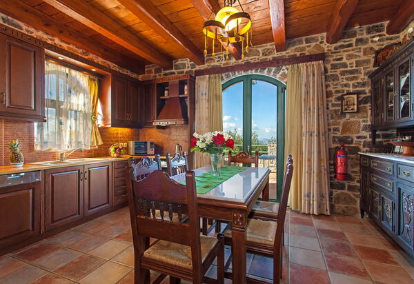 Villa Antina: Кухня, Столовая