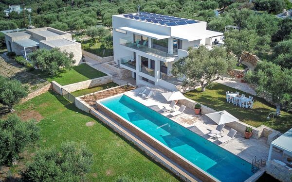 Villa Bluewhite: Garden, Pool