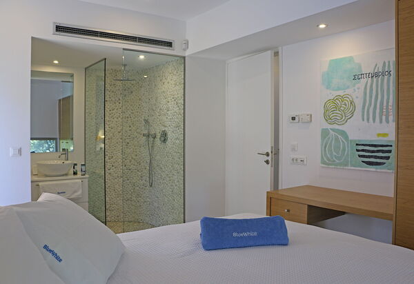 Villa Bluewhite: chambre à coucher, Salle de bain