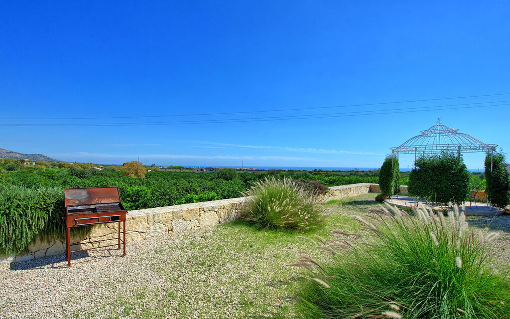 Tenuta Olearum: Garden, Outdoor, Summer