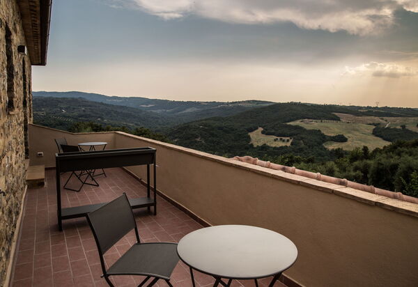 Villa Chiugi: Ansichten, Balkon / Terrasse / Patio