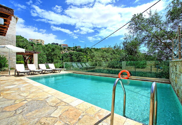 Villa Yaisemi: Schwimmbad